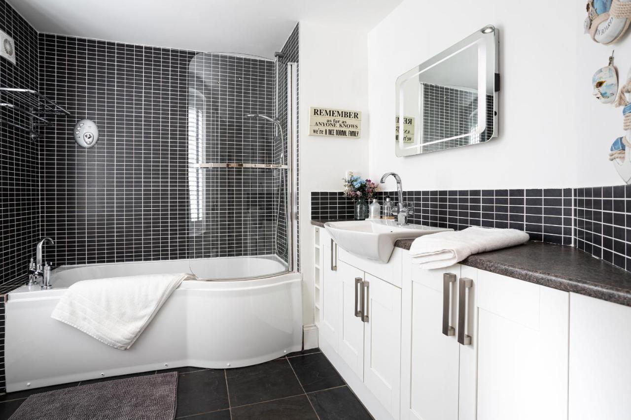 Finest Retreats - Lighthouse Cottage Rampside Extérieur photo