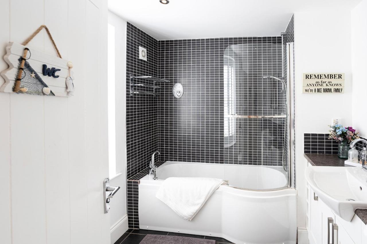Finest Retreats - Lighthouse Cottage Rampside Extérieur photo
